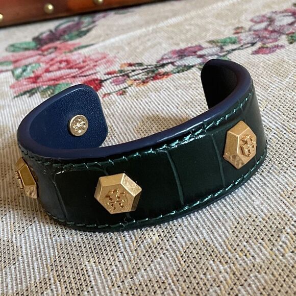 TORY BURCH LEATHER EMBOSSED GOLD MILLER LOGO BANGLE BRACELET NEW WITH BAG - Picture 10 of 13